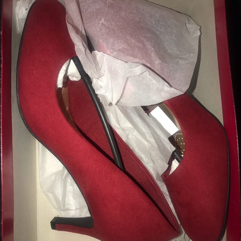 Brand new never been worn size 9 faux suede red